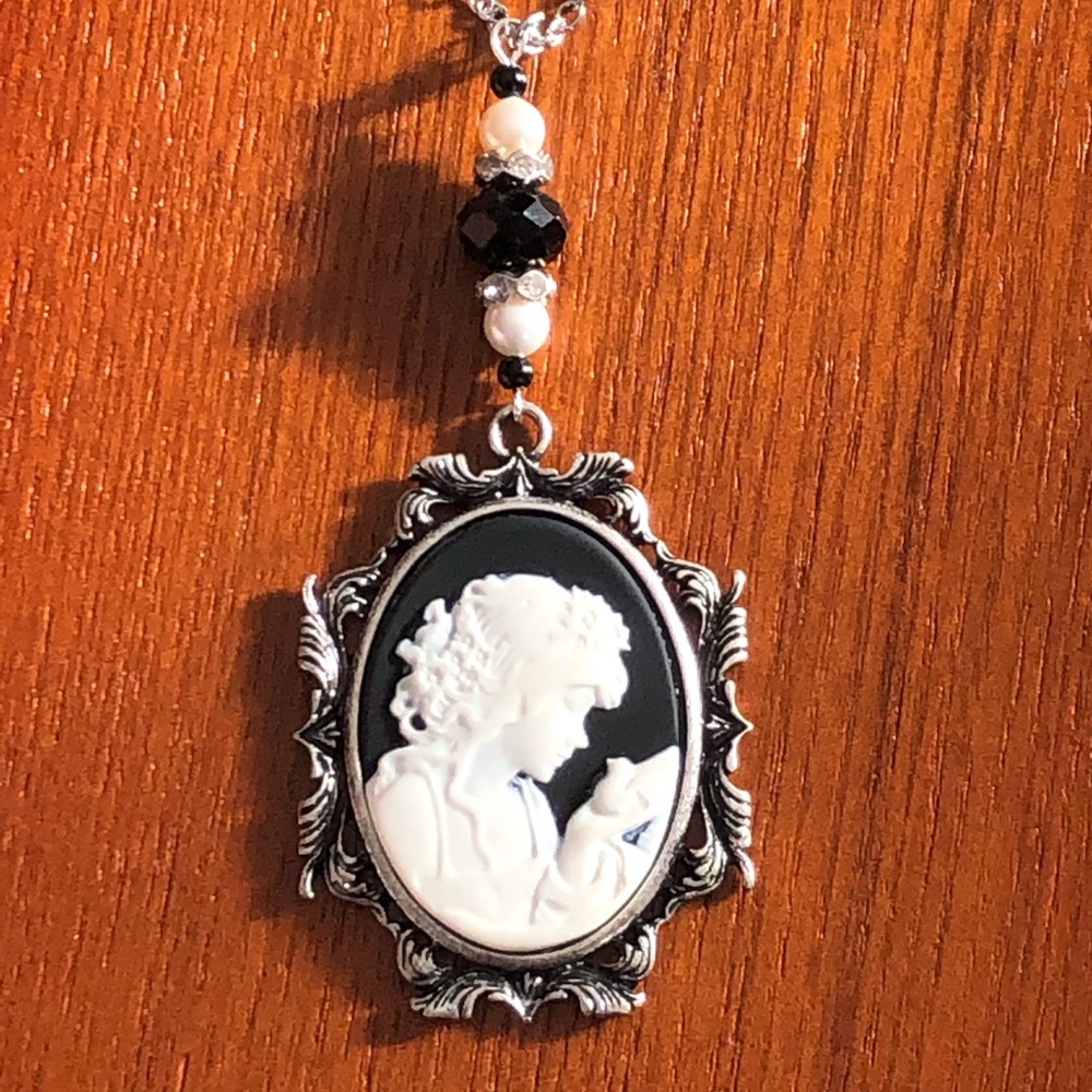 LAST ONE! Gorgeous Vintage Look Cameo Necklace - Picture 3 of 5